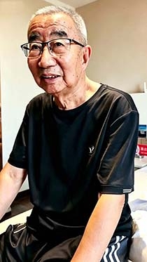 白发儒雅教师来家里坐客