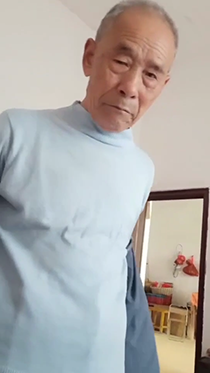 可爱的老父亲脱衣服了