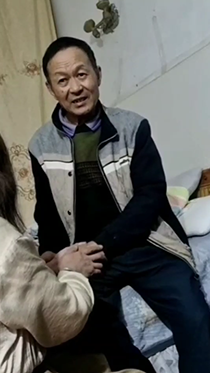 有女人在老头身边他好高兴