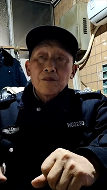 朴实帅气的老保安