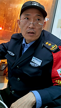 好厅心重的瘦保安