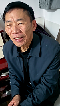 朴实害羞的老工人