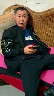 深夜看望稳重瘦老头