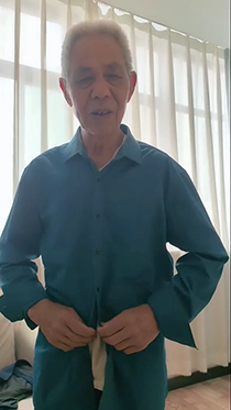 来家里做客的帅气老爷子