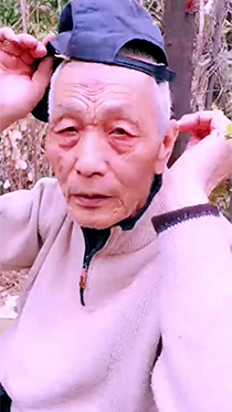 户外遇到的老头不知道在干嘛