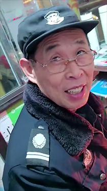 可爱带笑的老保安