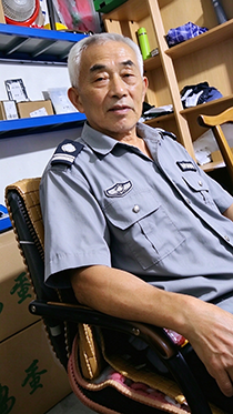 夜晚看望瘦保安