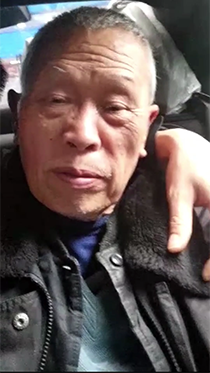 坐在车上发呆的爷爷