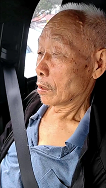 朴实农村瘦老头