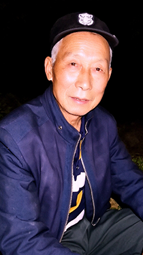 夜晚遇见可爱老头