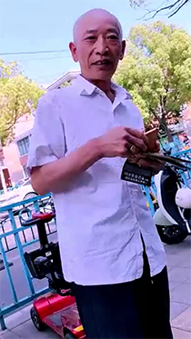 大街上搭讪白衬衫瘦老头