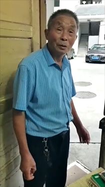 户外遇见帅气老头