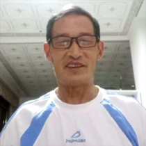 沉稳的眼镜瘦老