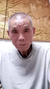 帅气的瘦老头直播时面无表情