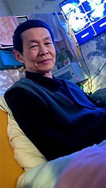 穿马甲的和蔼瘦老头