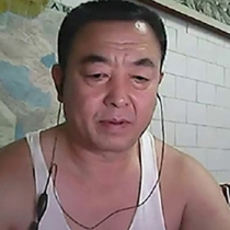 身材强壮的退休老伯