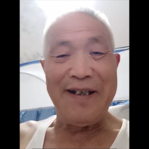 可爱的白发帅老