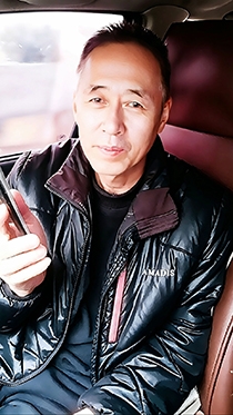 陪同帅气瘦老坐车游玩