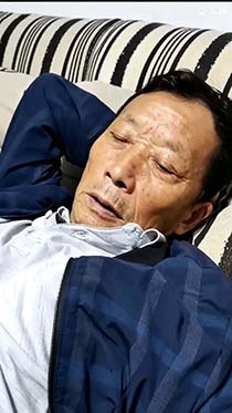 陪帅老头一起休息