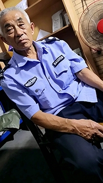 朴实善良的老保安