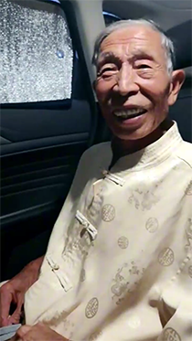 朴实乐观瘦老头