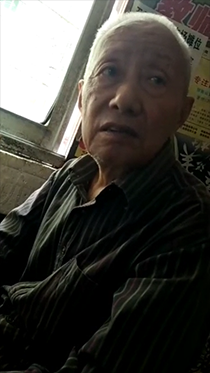 在邻居大爷家坐客