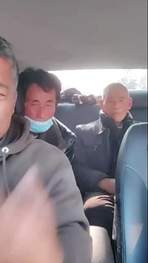 给瘦老头约会了两个乡下老头