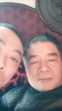 忘年之交在床上休息时直播