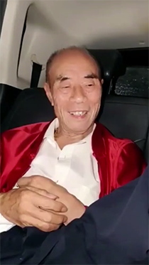 慈祥笑脸的瘦帅老头