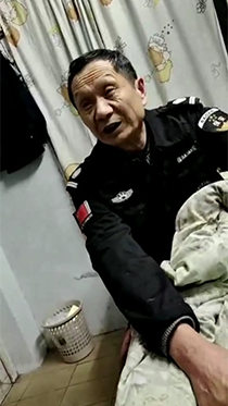 老保安准备睡觉了