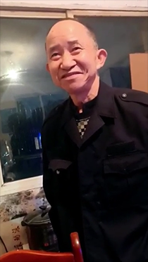 夜晚看见瘦老保安
