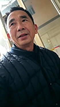 夜晚看望儒雅老头
