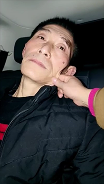 和瘦老头在车里的妩媚
