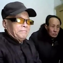 两老人家里视频