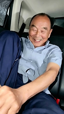 朴实可爱的小眼睛老头