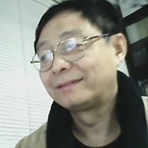 爱笑的眼镜帅老