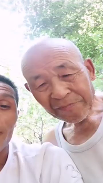 一对忘年交大胆在户外直播