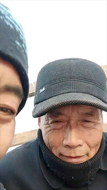 户外遇见一位朴实的农村老头