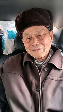 儒雅老头上车一起玩耍