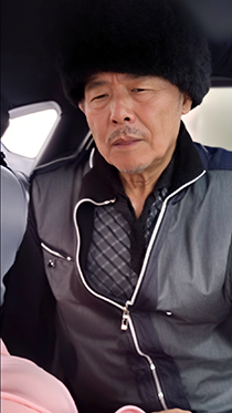 乡下帅老爷子坐车