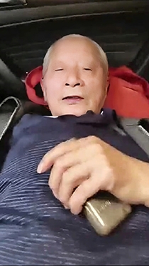 和白发帅气老头在车上的时光
