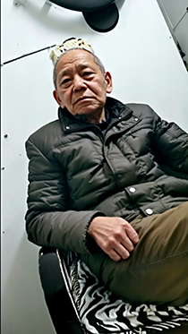 看望白发瘦老