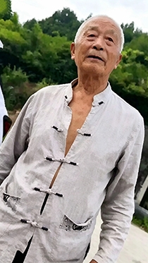 陪白发帅老游玩