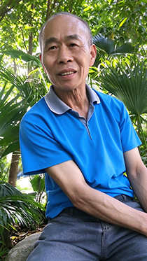 户外遇见可爱乖巧老头