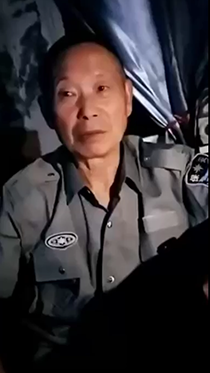 夜晚陪伴可爱的老保安