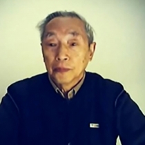 穿马甲慈祥老爷子