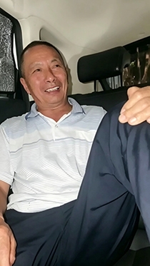 有些害羞的老帅哥
