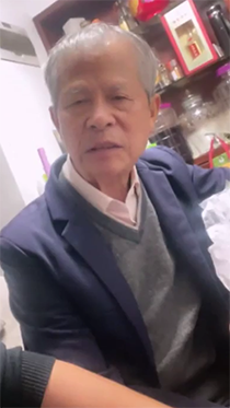 陪白发老者喝酒