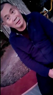 公园害羞帅气大叔