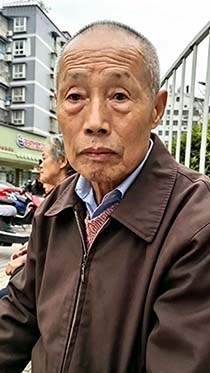 广场上遇见乖老头